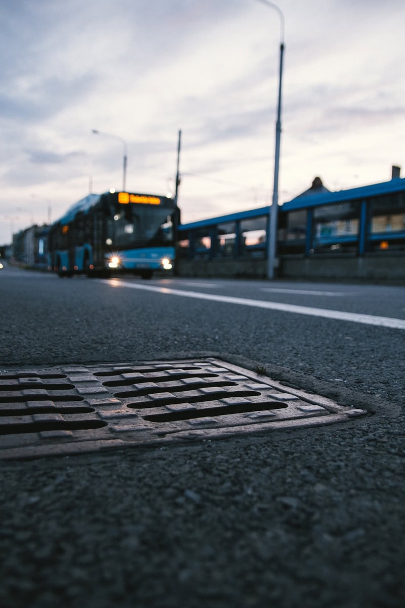 n primer plano de una carretera de asfalto con transporte público en tránsito.